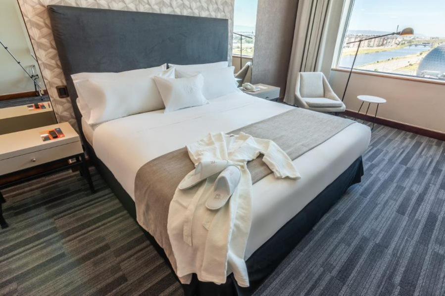 Mds Hotel Concepcion Ngoại thất bức ảnh A bed with a duvet